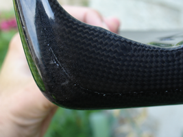 Le côté du sabot qui fait face au pneu