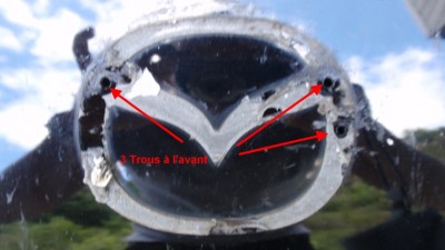 Mazda AV après.jpg (222.15 Kio) Consulté 15215 fois Noter les 3 trous sur le contour du logo