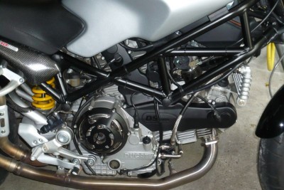 Le joli desmo et son bidon a l'air