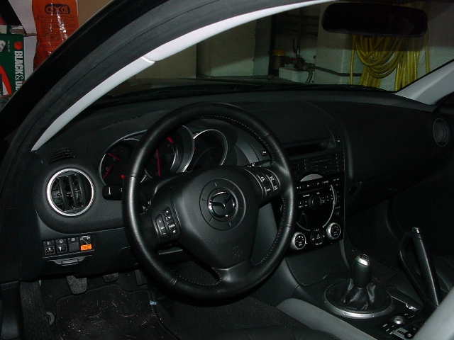 Une vue du cokpit, avec le volant enrichi des commandes du régulateur de vitesse.