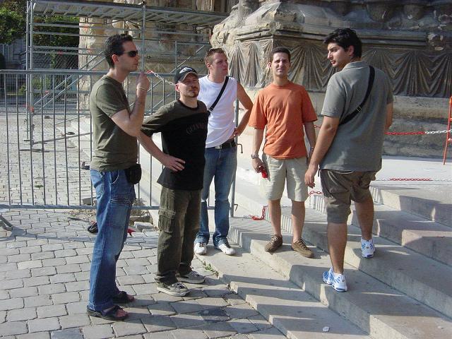 Des touristes devant la cathédrale de Reims