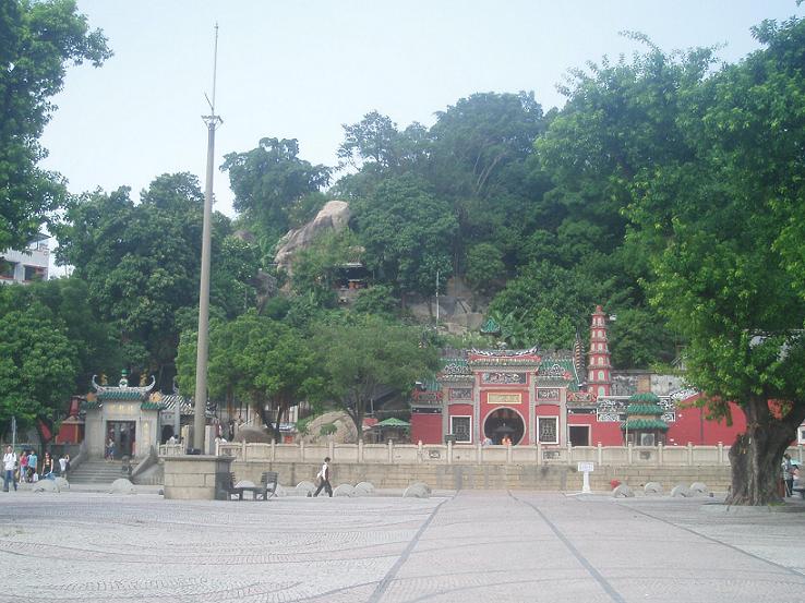 Et ouim encore des temples, les asiats sont assez croyants et superstitieux, et puis faut bien prier avant d aller aux casinos, nan??? :D