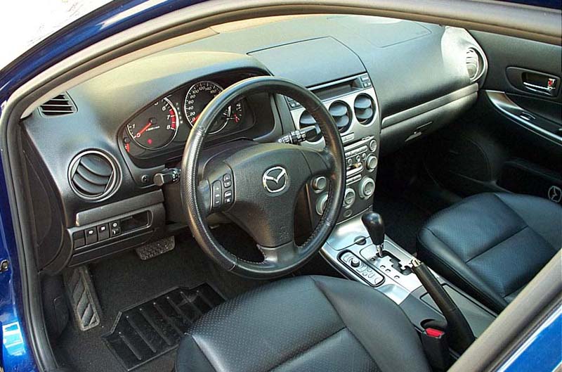 image de l'intéreur. Avec GPS et boite auto 5 rapport activematic.
