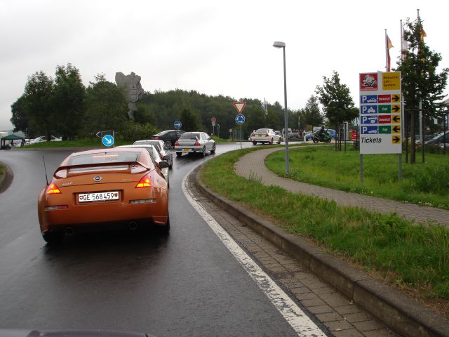 dans Nürburg ... le rond point du parking de départ !
