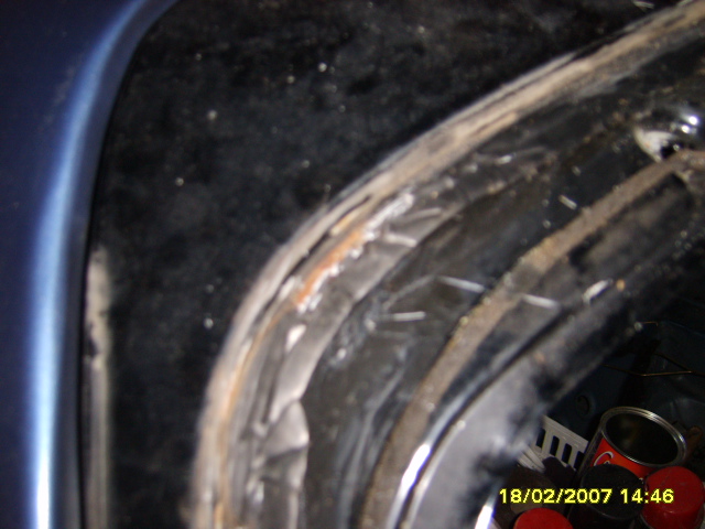 Quelques point de corrosion sont présent sous la colle à pare-brise