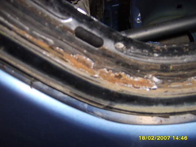 Quelques point de corrosion sont présent sous la colle à pare-brise