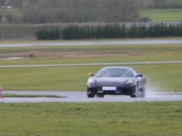 Un semblant d'attaque malgré la pluie, le moniteur m'a laissé assez libre de mes mouvements, vraiment génial cette ferrari !