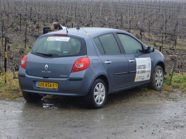 Un directeur de course un peu trop sûr de lui avec sa clio toute neuve :-D