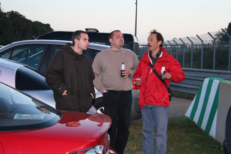 Une petite bière avant de retourner au bord du circuit