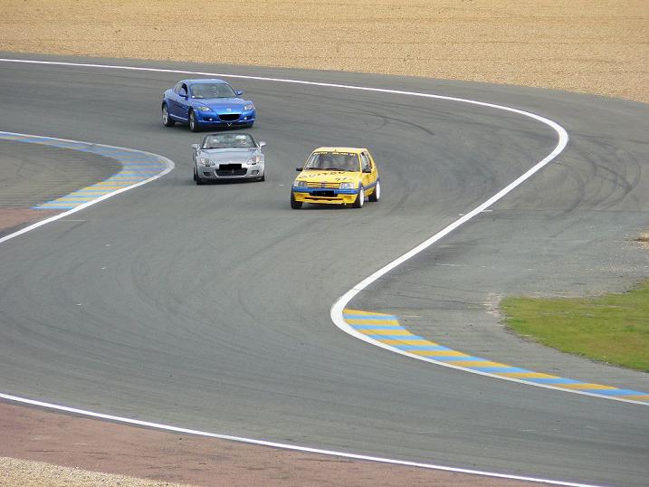 Notez la Peugeot jaune qui marchait plutôt pas mal en réaccélération, mais beaucoup moins en courbe.