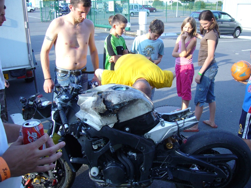 résultat d'une roue arrière touchant les vibreurs à 250km/h entre le &quot;S du sanglier&quot; et le &quot;Trop tard&quot;
<br />moto qui vole.... pas bon
<br />mon &quot;beauf&quot; est celui qui est torse nu
<br />donc, moto qui brule et lui n'a rien sauf des petites douleurs et une grosse peure