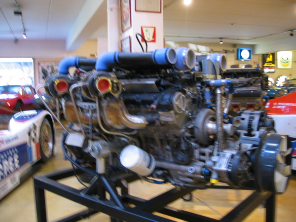Le merveilleux moteur de la Bugatti EB 110S!