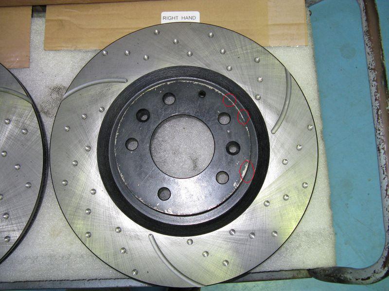 les disques avants ont des petits problème d'accorche de peinture (dû au transport). un petit coup de bombe de noir à 800°C et c'est reparti mon kiki.