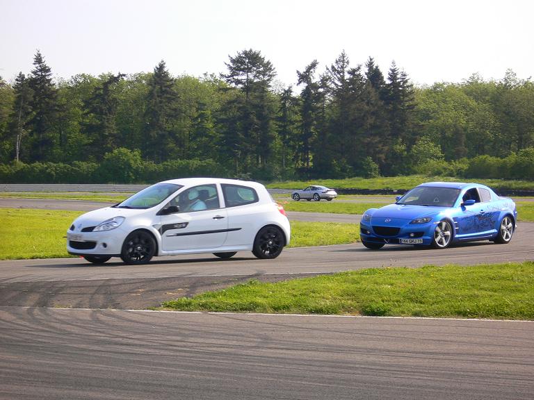 allez zou, à l'attaque, il ne resistera jamais malgré ces semi slicks, mais ça marche bien quand même cette bestiole de Clio, moi j'adore.