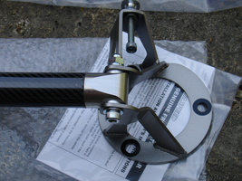 Très belle finition de la barre AR. Le carbone aurait mérité un peu + de soin.