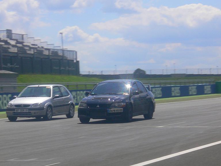Evo, belle puissance, j'ai bien aimé accélérer côte à côte car on perçoit l'allonge de la 8 qui continu à haut régime quand la Evo tire beaucoup plus court en passant devant bien malgré tout bien entendu.