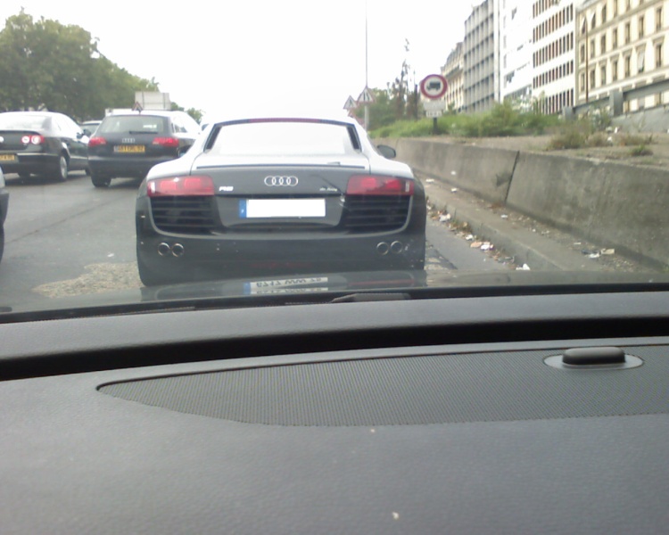 et pour ne rien gacher en repartant sur le périph je suis tomber sur une belle R8 ;-)