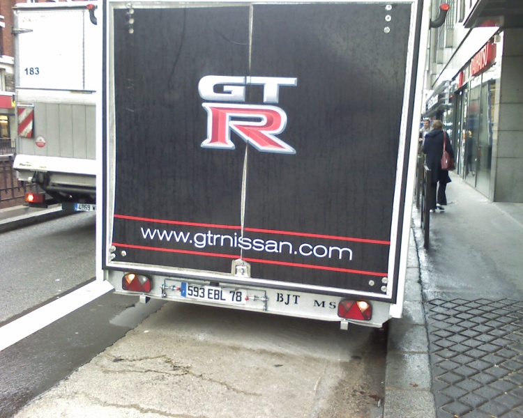 Les camions devant la concession qui amene le matos