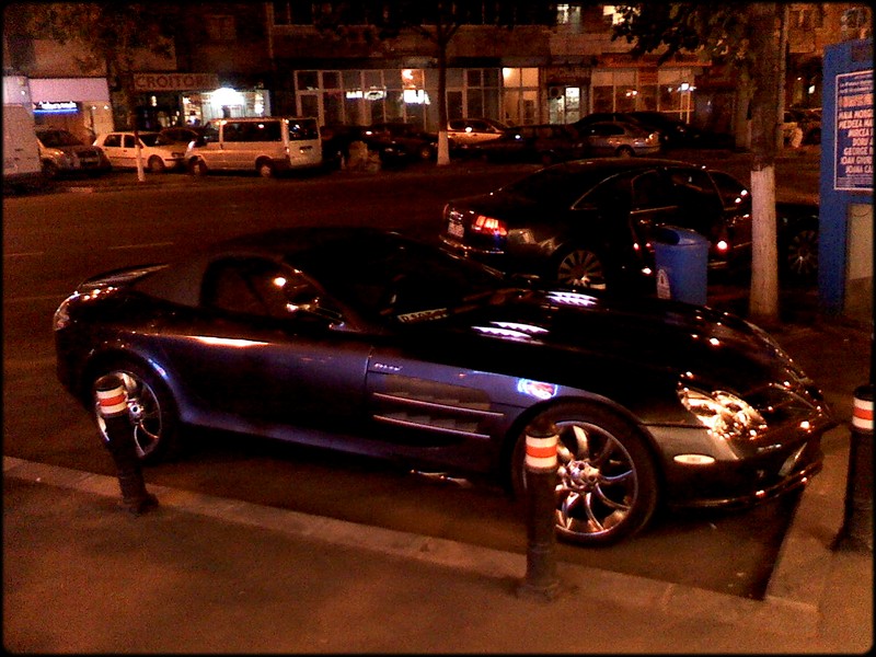 Premier soir dans Bucarest. Un signe de bienvenue... la façade devant laquelle elle est garée tombait en ruine : troublant !