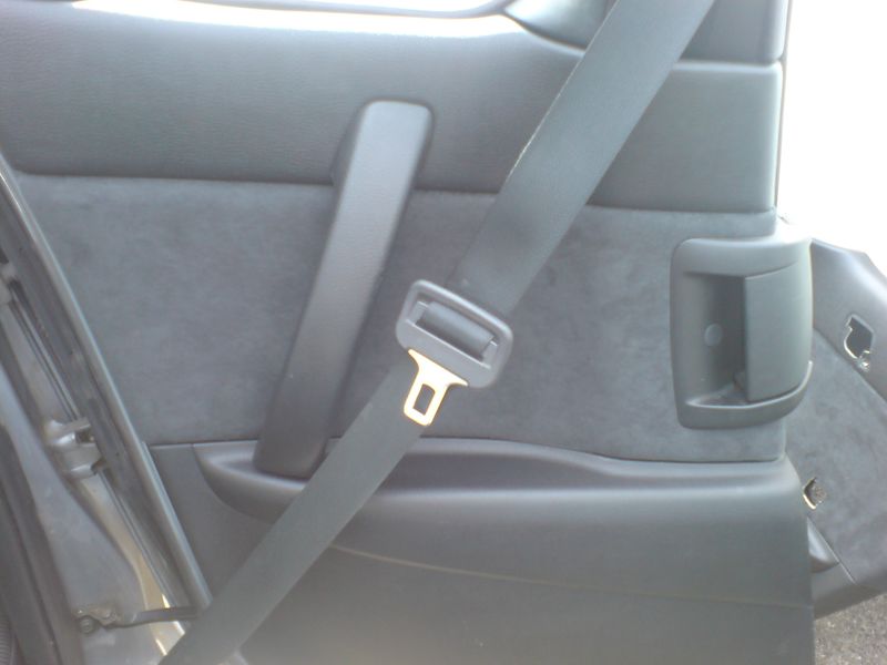 panneau de porte, la dans le cas présent pas de démontage possible, donc c'est joint tapissier en haut et en bas (mais il y a la place, ça doit être prévue).