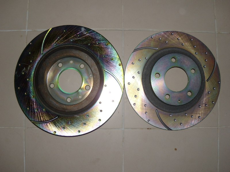 voilà LES disques EBC turbo groove. A gauche le disque avant, à droite le disque arrière (vu de l'autre face).