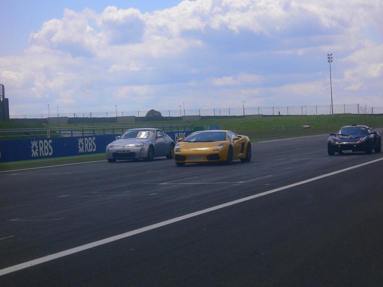 Hé oui y'a pas que des golfs et des rx8 ;)