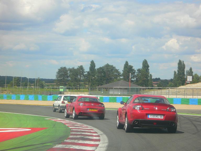 Là deux RX8 qui se font dominer par une vieille golf... ;)