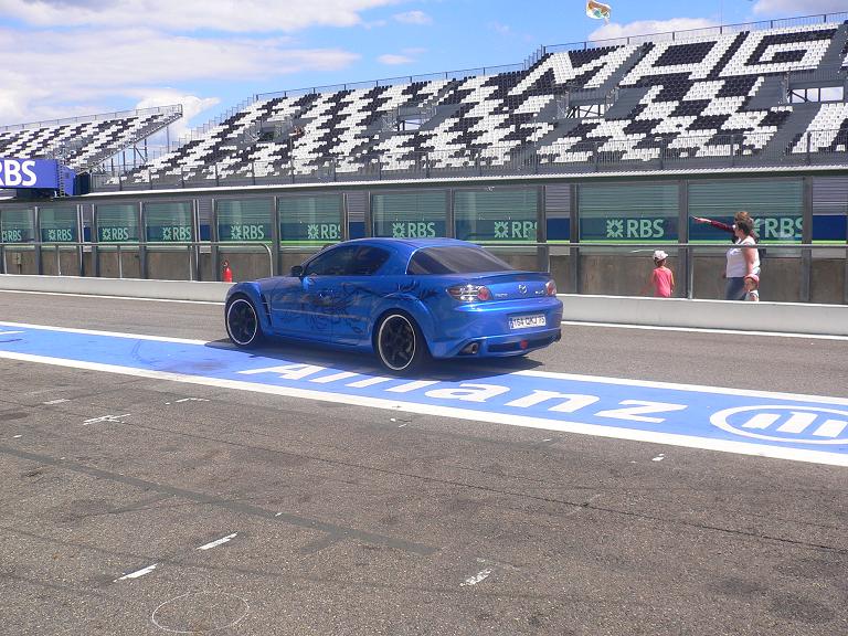 Ici une 8 arborant fièrement les couleurs d'EDF GDF qui prend le chemin du circuit... :D