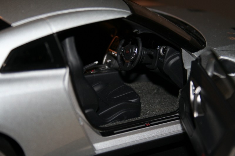 Intérieur, avec palettes et switches sur le volant et compteurs avec aiguilles.