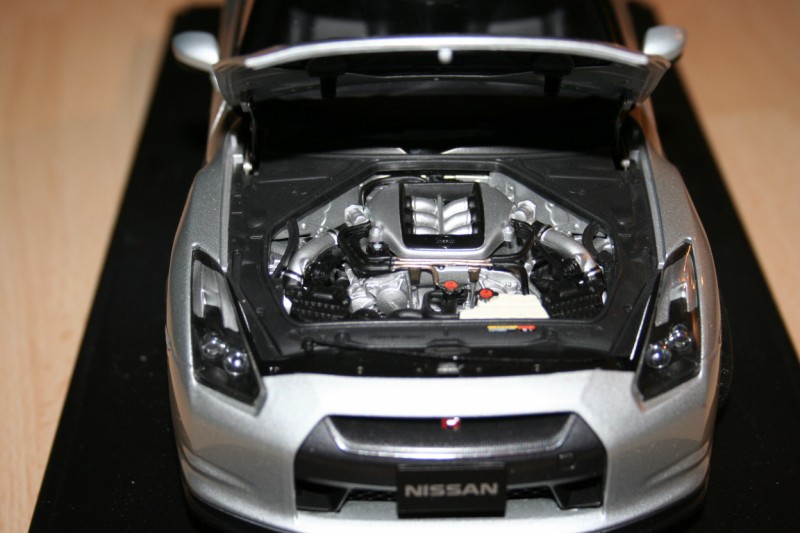 Moteur très détaillé, y compris avec l'indication &quot;Carbon&quot; sur la traverse avant du chassis