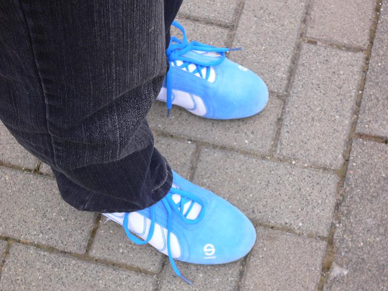Gaétan avec les chaussures &quot;paillelotte&quot; assorties à la voiture, la classe !!!
