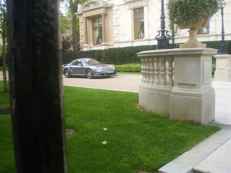 La photo est prise de loin c'était une ambassade mais je crois bien que c'est une Turbo (écopes sur le côté)