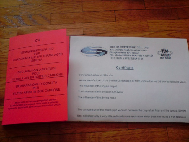 (Rouge) Carnet d'amologation suisse
<br />
<br />(blanc) Certificat du constructeur
