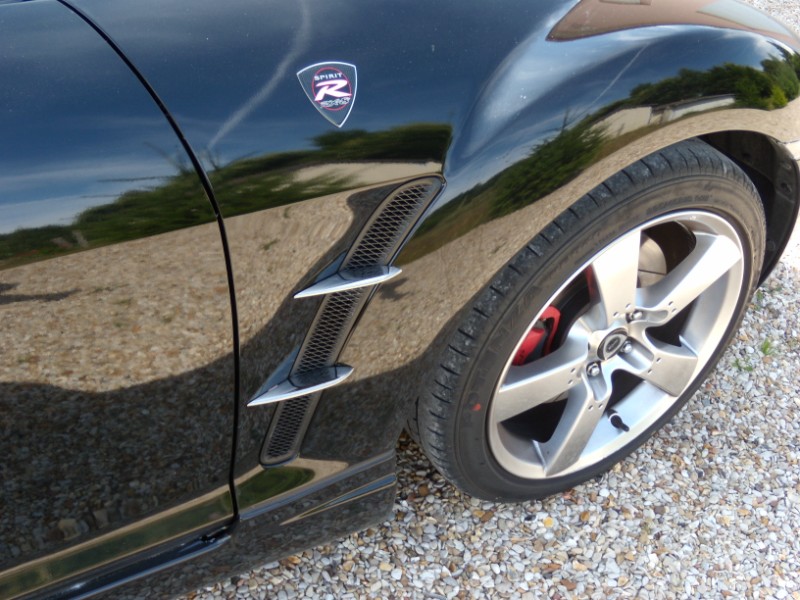 Les ailettes, assez classique, et le stickers &quot;RX8 spirit&quot;....ça habille bien le coté de la 8....