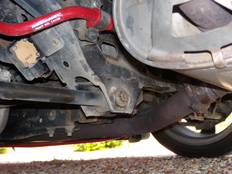 la barre anti-roulie RB vue de dessous 3/4 arrière....