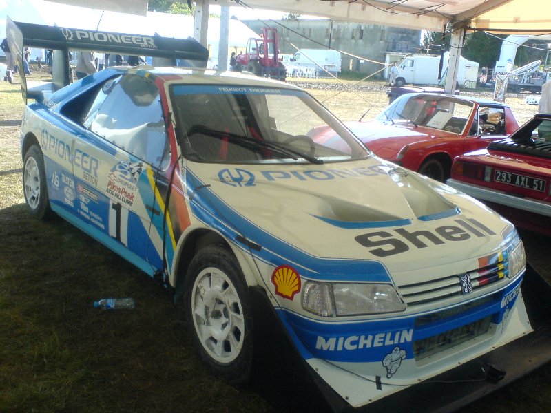 Et ouic'est la vraie! 
<br />&quot;Ari Vatanen remporte la course de côte de Pikes Peak en 1988 au volant de la Peugeot 405 Turbo 16&quot;
