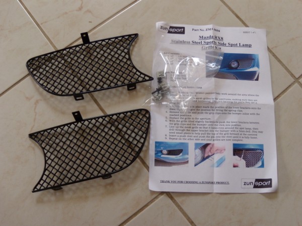 Voici le kit complet. A noter que je n'ai pas utiliser les pseudo rivets en plastique...mais j'ai mis de bons gros rivets en métal!!! Faut pas déconner non!! ;)