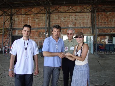 La remise de l'horloge (a l'effigie du moteur rotatif) a notre super Président par notre super secrétaire :)