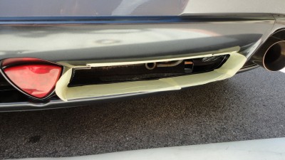 après avoir donner la forme a la grille a l'aide du morceau de plastique découpé, mettre du scotch sur le bouclier pour ne pas le rayer.