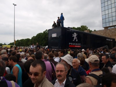 Attente de la sortie des Peugeot