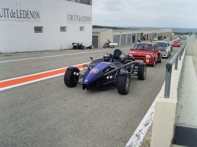 une ariel atom (version atmo) ça ne fait aucun bruit, mais quel auto