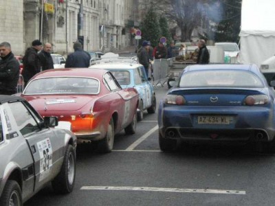 un parking hétéroclite: mini cooper S, Volvo, Fiat X1/9<br />la volvo marchait très fort