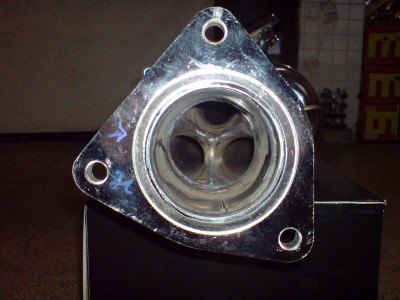 voici l’intérieur du mien...je ne sais pas si celui que vous montrer est un racing beat, mais je ne trouve pas la finition &quot;meilleur&quot;, mais il y a plus de detail comme le petit cône qui sert a boucher le trou crée par les trois tubes.<br />mais comme le souligne tsar ce n'est pas le meme prix.<br />mais une chose est sur le flange de racing beat est coulé donc pas d'erreur possible, celui de SSAC est souder donc le risque existe.