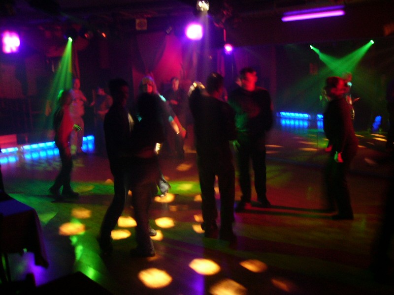 ON NE CROIRAIT PAS MAIAIAIAIS... C'EST NOUS QUI ENFLAMMONS LA PISTE DE DANSE!!!