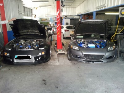 rx7 2jz et ma rx8 1jz <br />rx7 a le moteur apres le mien et moi qui a la rx8 plus ressante que rx7 j'ai mit un 1jz lol de belle voiture a cote de l'autre