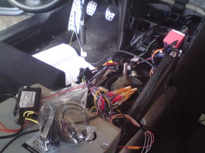 voila avec un kit metra, tu a le boitier a rajouter sous le cendrier, faire les RCA sur le faisceaux livré avec le kit metra.<br />acheter un adaptateur volant qui de toute façon doit etre pris pour l'autoradio ( sauf chinois) et monté le potard a la place de la sonde interieur...