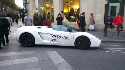ils ne louent que des décapotables... Mustang, ferrari, lambo...