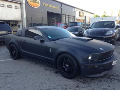 en noire mat Version :	<br />4.6 V8 300 GT<br />Année :	2005<br />en noire mat