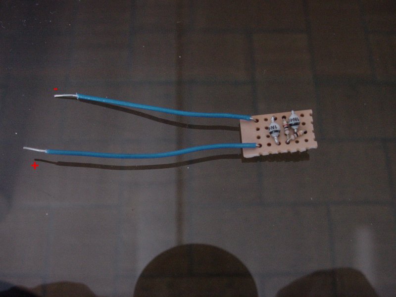 2 diodes et 2 résistances, c'est tout